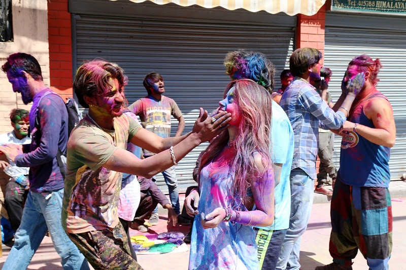 हिमाली तथा पहाडी क्षेत्रमा आज होली पर्व मनाईंदै, भिडभाड गर्न रोक